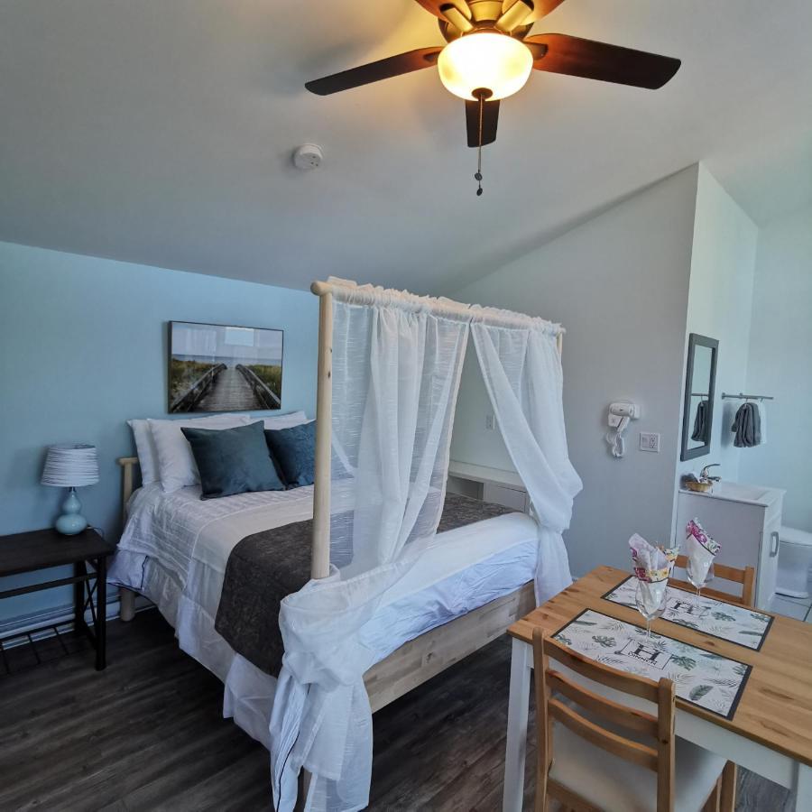 Knotty Pine Ocean Front Suite - Adults Only インゴニッシュ エクステリア 写真