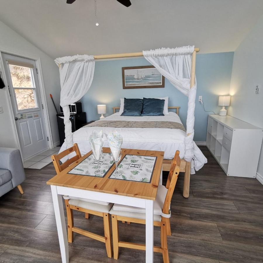Knotty Pine Ocean Front Suite - Adults Only インゴニッシュ エクステリア 写真