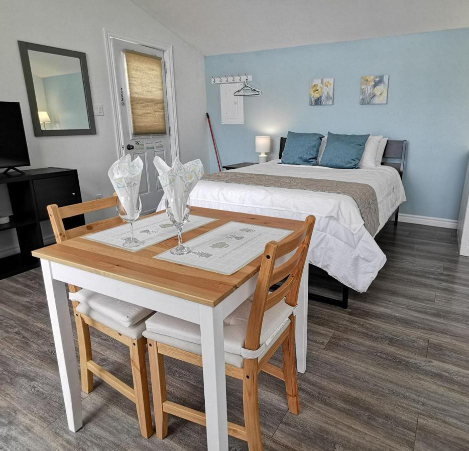 Knotty Pine Ocean Front Suite - Adults Only インゴニッシュ エクステリア 写真