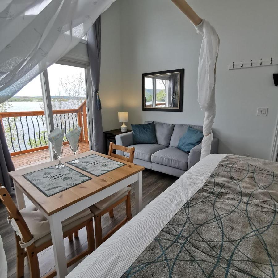 Knotty Pine Ocean Front Suite - Adults Only インゴニッシュ エクステリア 写真