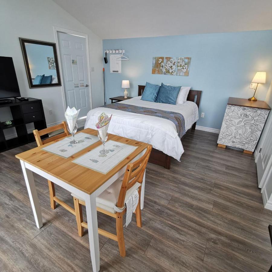 Knotty Pine Ocean Front Suite - Adults Only インゴニッシュ エクステリア 写真