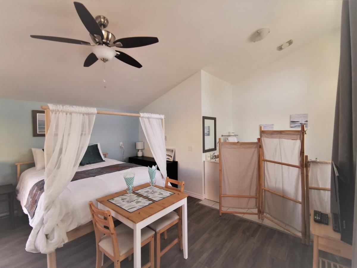 Knotty Pine Ocean Front Suite - Adults Only インゴニッシュ エクステリア 写真
